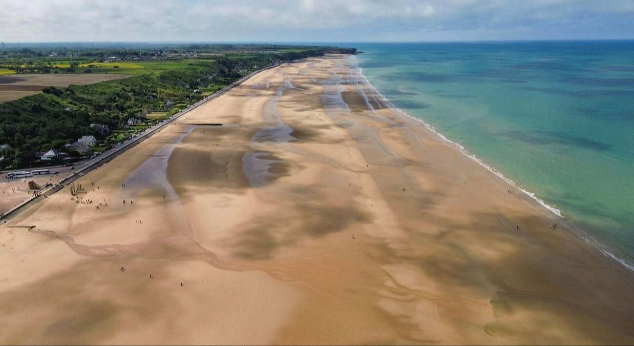 Los geólogos no dan crédito: estudiaron la arena de las playas de Normandía y descubrieron que el 4% aún es metralla