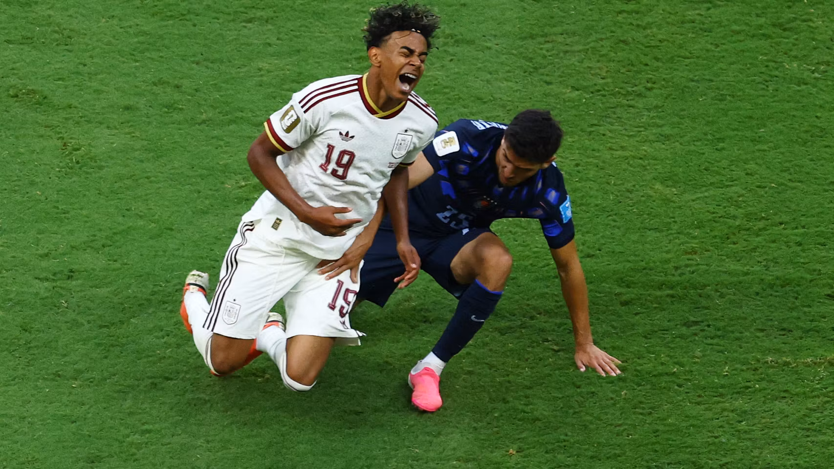 Lamine Yamal recibe una falta en el partido ante Uruguay.