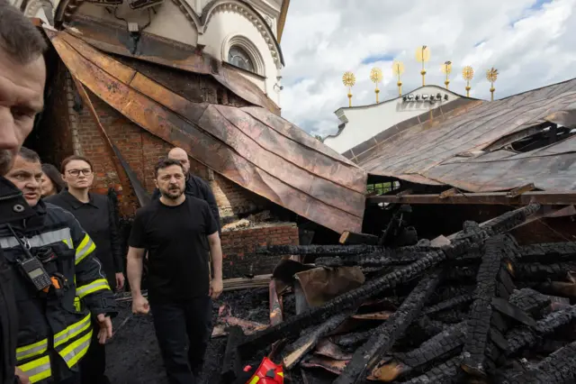 El presidente de Ucrania, Volodímir Zelensky, y la primera ministra ucraniana, Yulia Sviridenko, visitan la Catedral de la Dormición del Monasterio de las Cuevas de Kyiv (Lavra de las Cuevas de Kyiv) —impactada durante ataques rusos con misiles y drones en el marco de la ofensiva de Rusia contra Ucrania— en Kyiv, Ucrania, el 15 de junio de 2026.