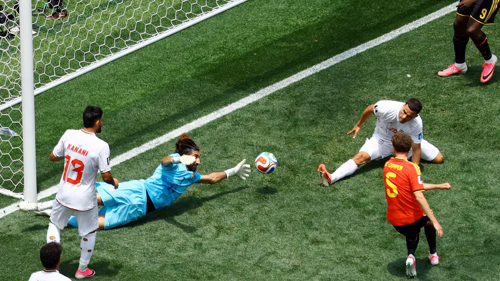 El instante exacto de la parada de Beiranvand contra Bélgica.