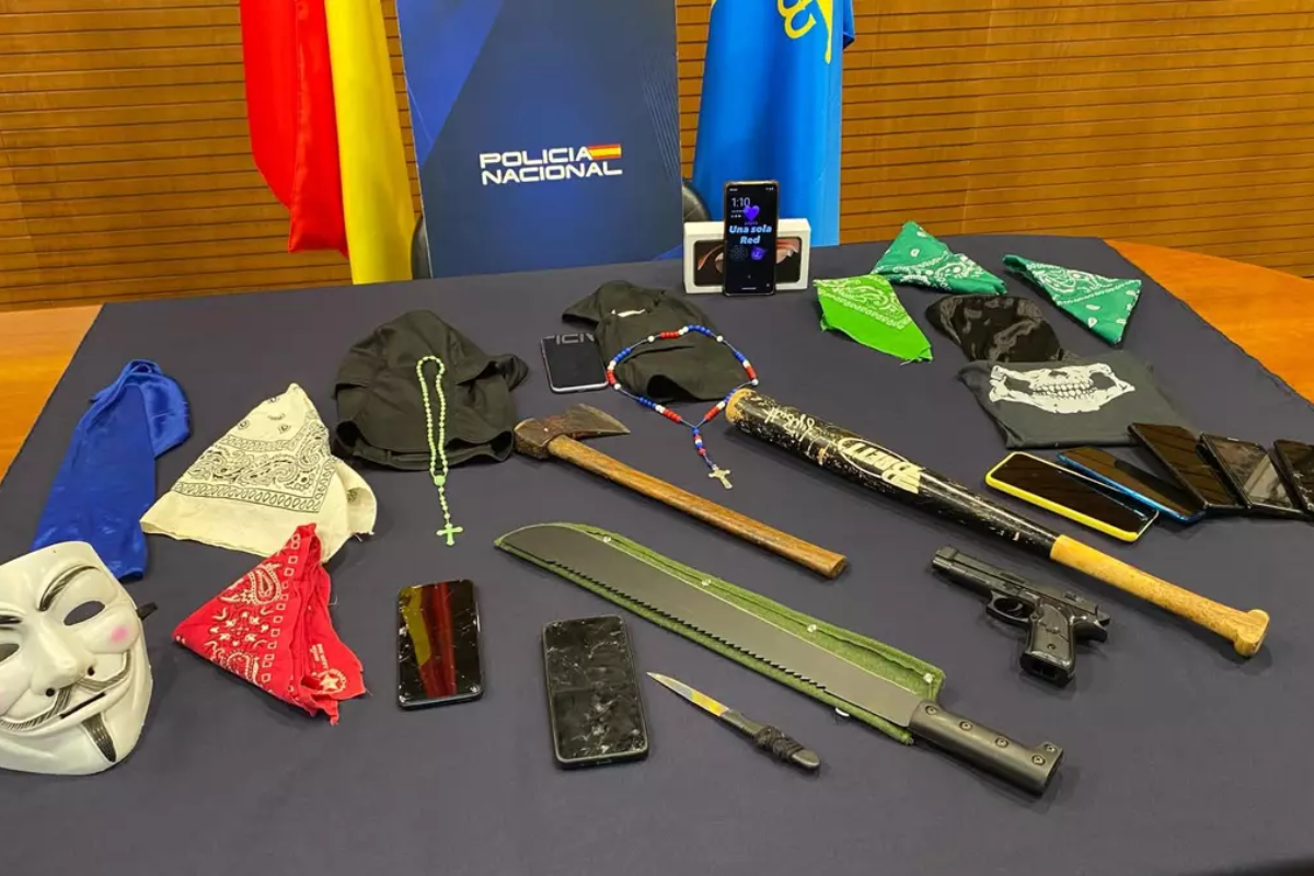 Atuendos y armas incautados a los miembros de 'Zazagang'.