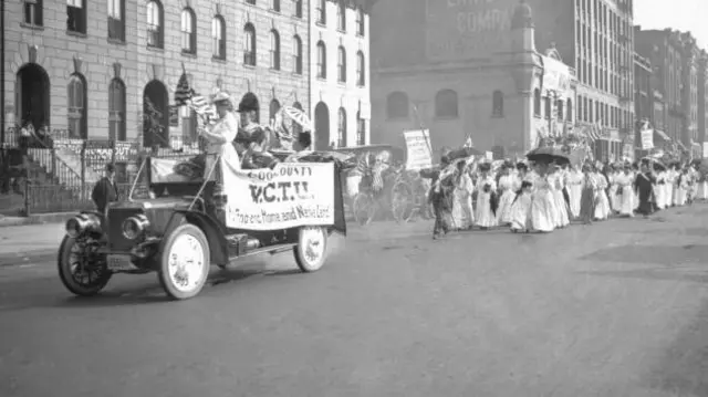 Una marcha de la WCTU en la ciudad de Chicago en 1908