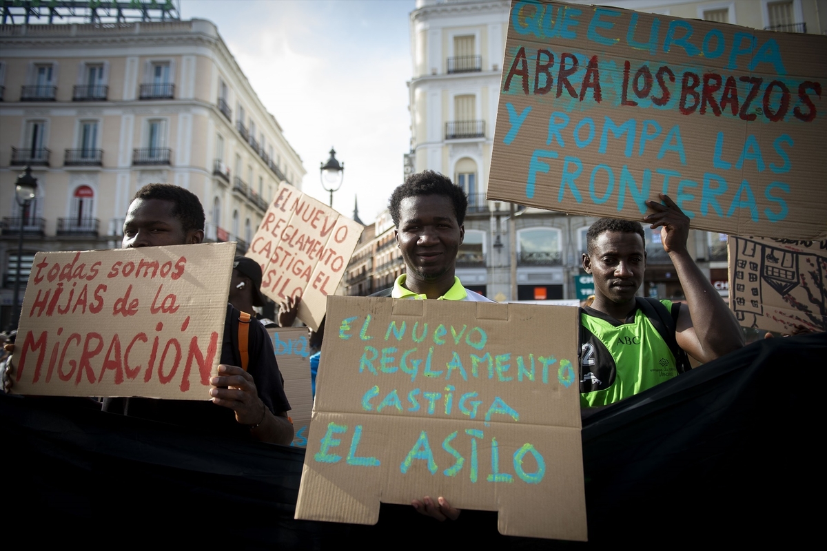 Varios migrantes se manifiestan en el Día Mundial de las Personas Refugiadas, en Madrid, a 20 de junio de 2025. (Juan Barbosa / Europa Press)