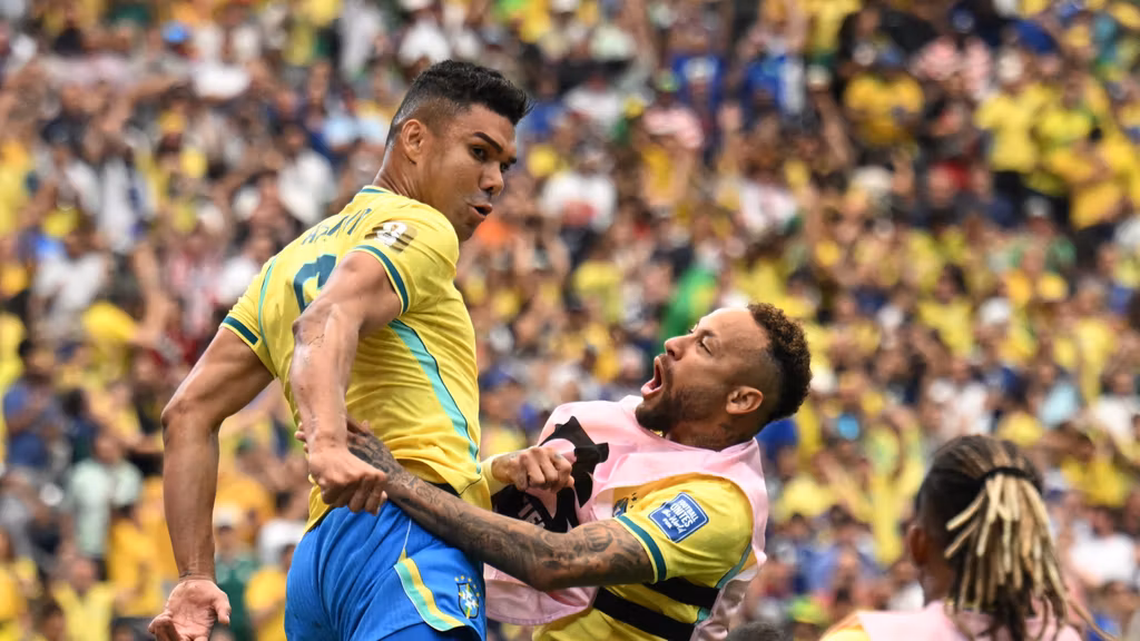 Casemiro celebra con Neymar su gol ante Japón.