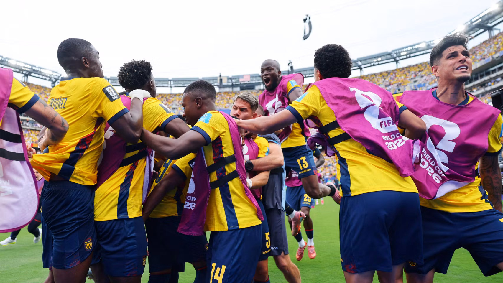 Los jugadores de Ecuador celebran el gol de Gonzalo Plata ante Alemania.