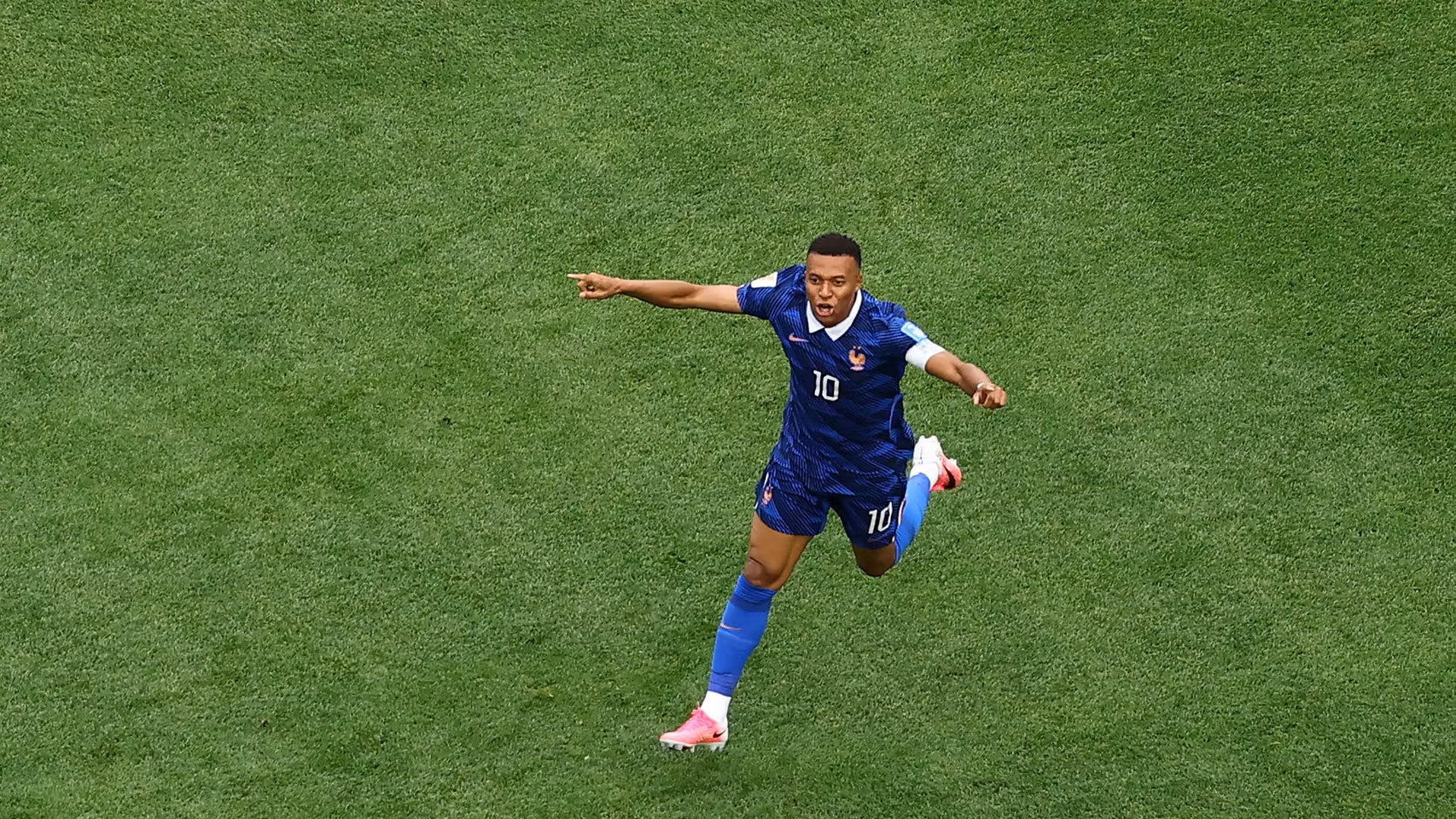 Mbappé celebra su gol contra Irak.
