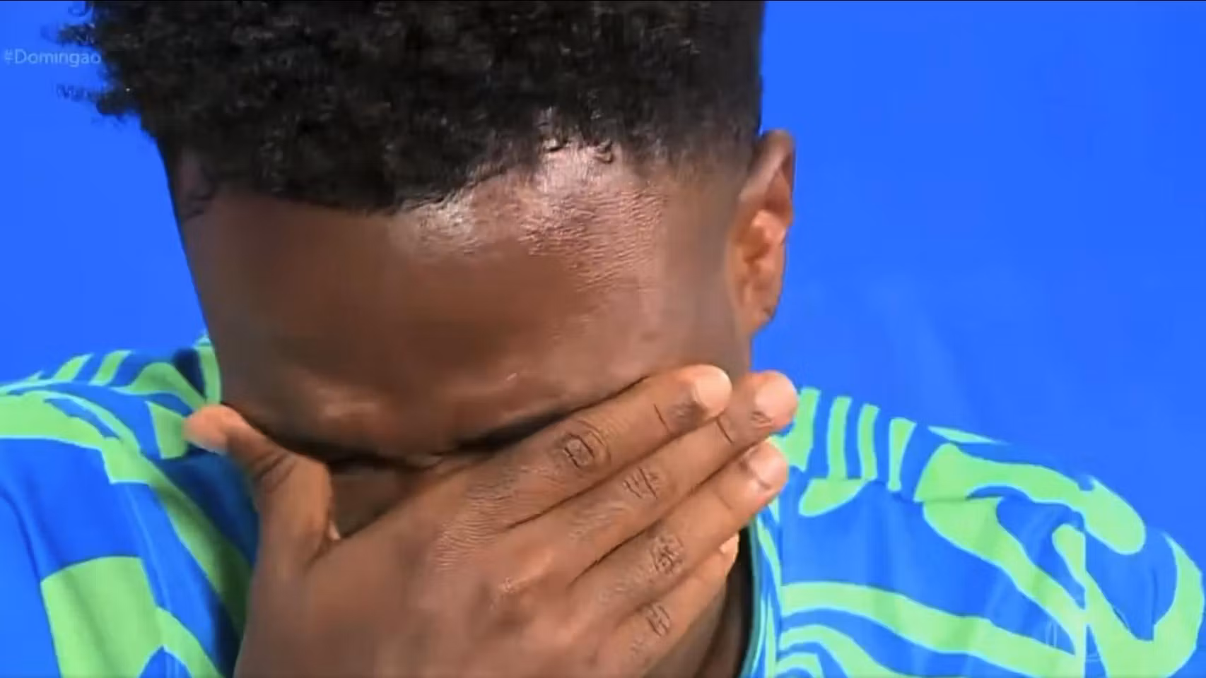 Vinicius rompe a llorar durante una entrevista