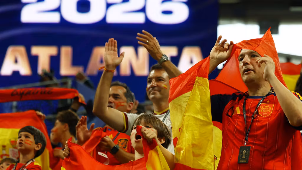 Aficionados españoles animando con banderas de España.