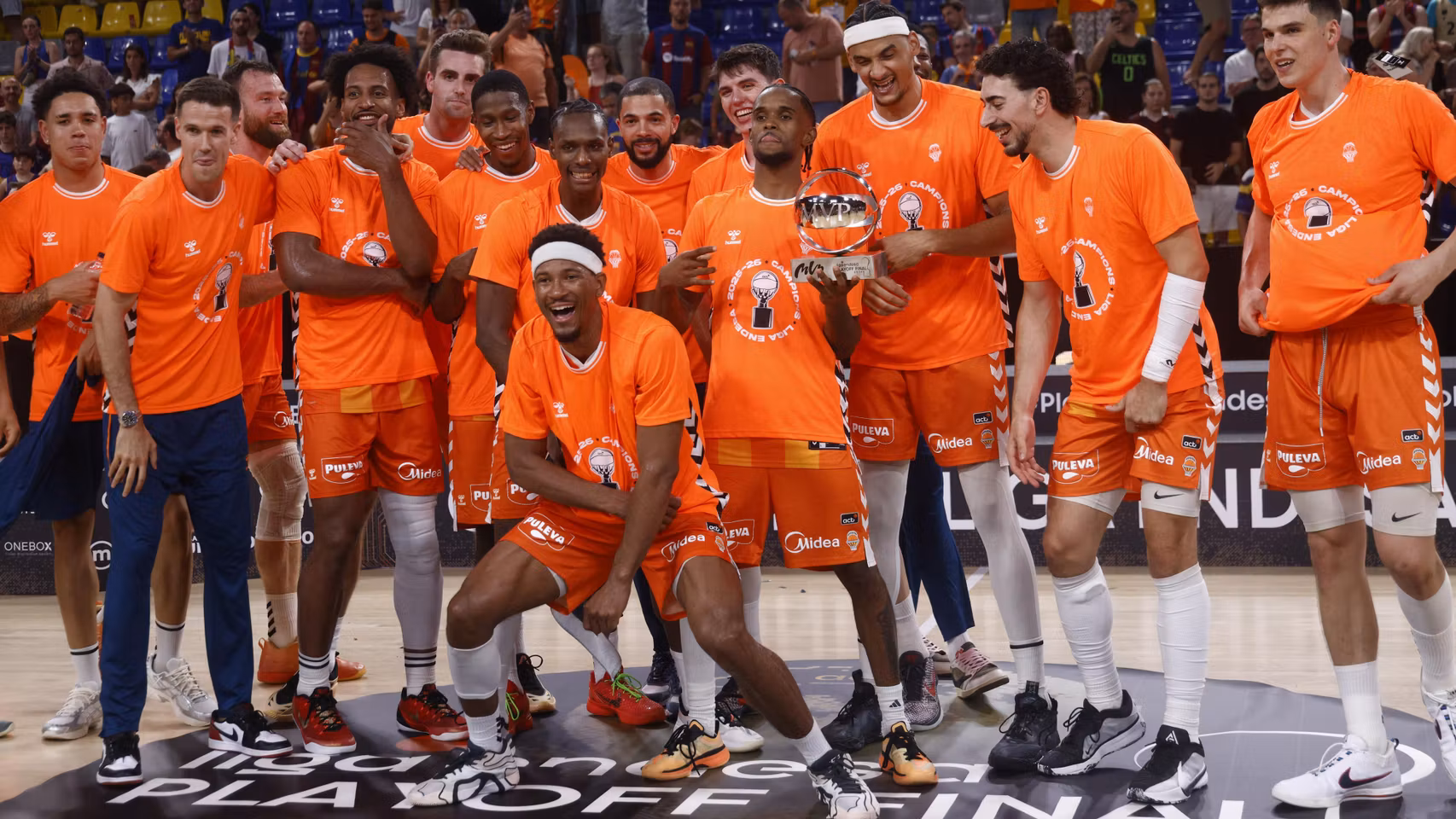 Los jugadores del Valencia Basket celebran la victoria en la final de la Liga Endesa.
