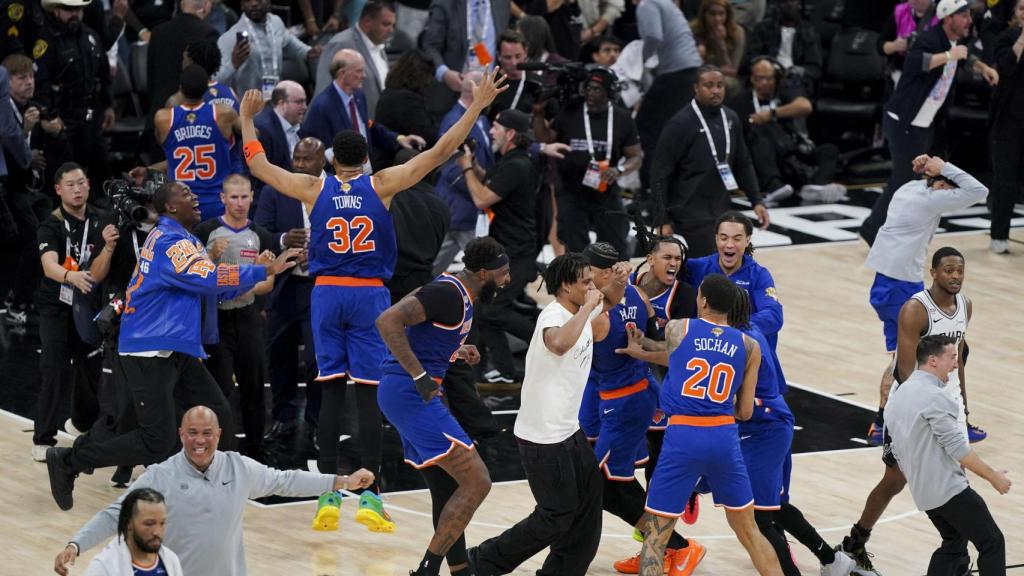 Los jugadores de los Knicks celebran su título de la NBA.