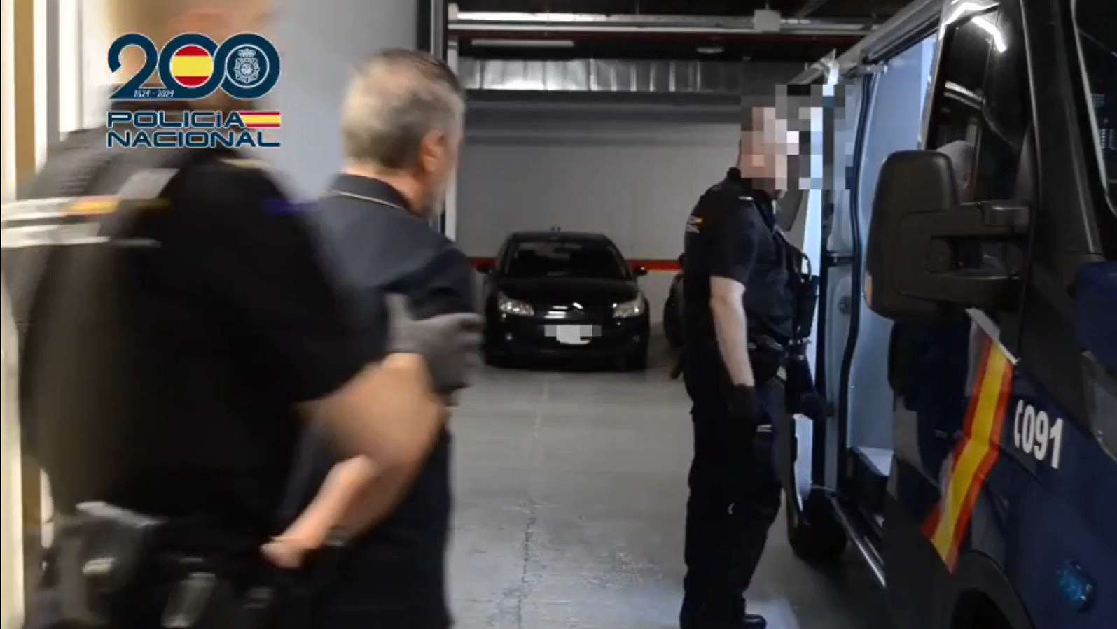 Extracto del vídeo donde los agentes conducen al arrestado a un furgón