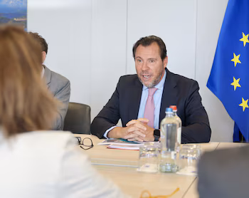 El ministro de Transportes y Movilidad Sostenible, Óscar Puente, en una reunión de la Comisión Europea, en Bruselas(Ministerio de Transportes y Movilidad Sostenible/ Europa Press)