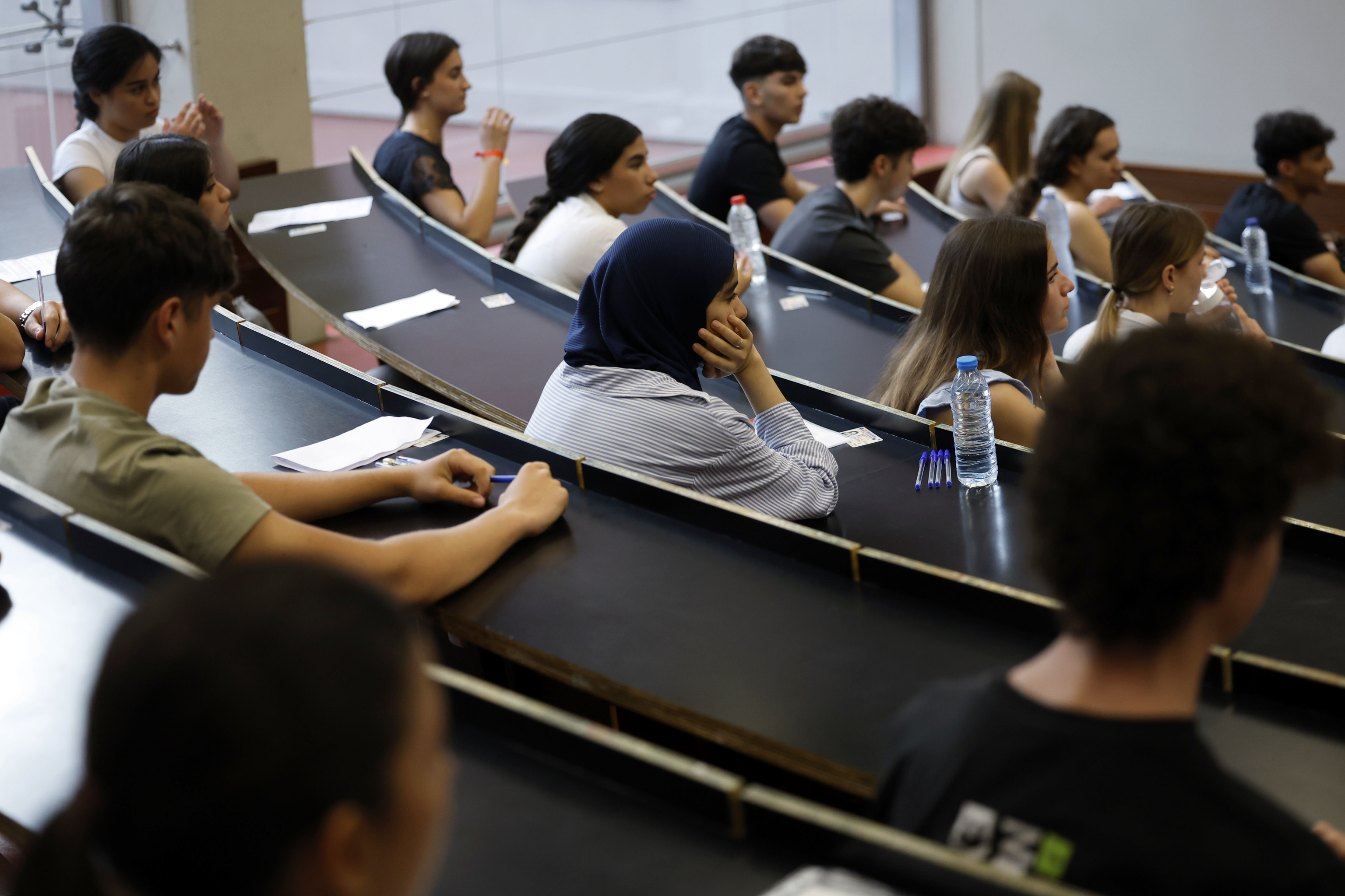 Estudiantes esperan sus exámenes de la PAU.