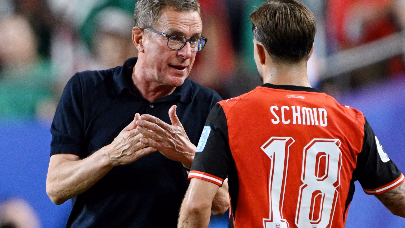 Rangnick da instrucciones a Schmid.