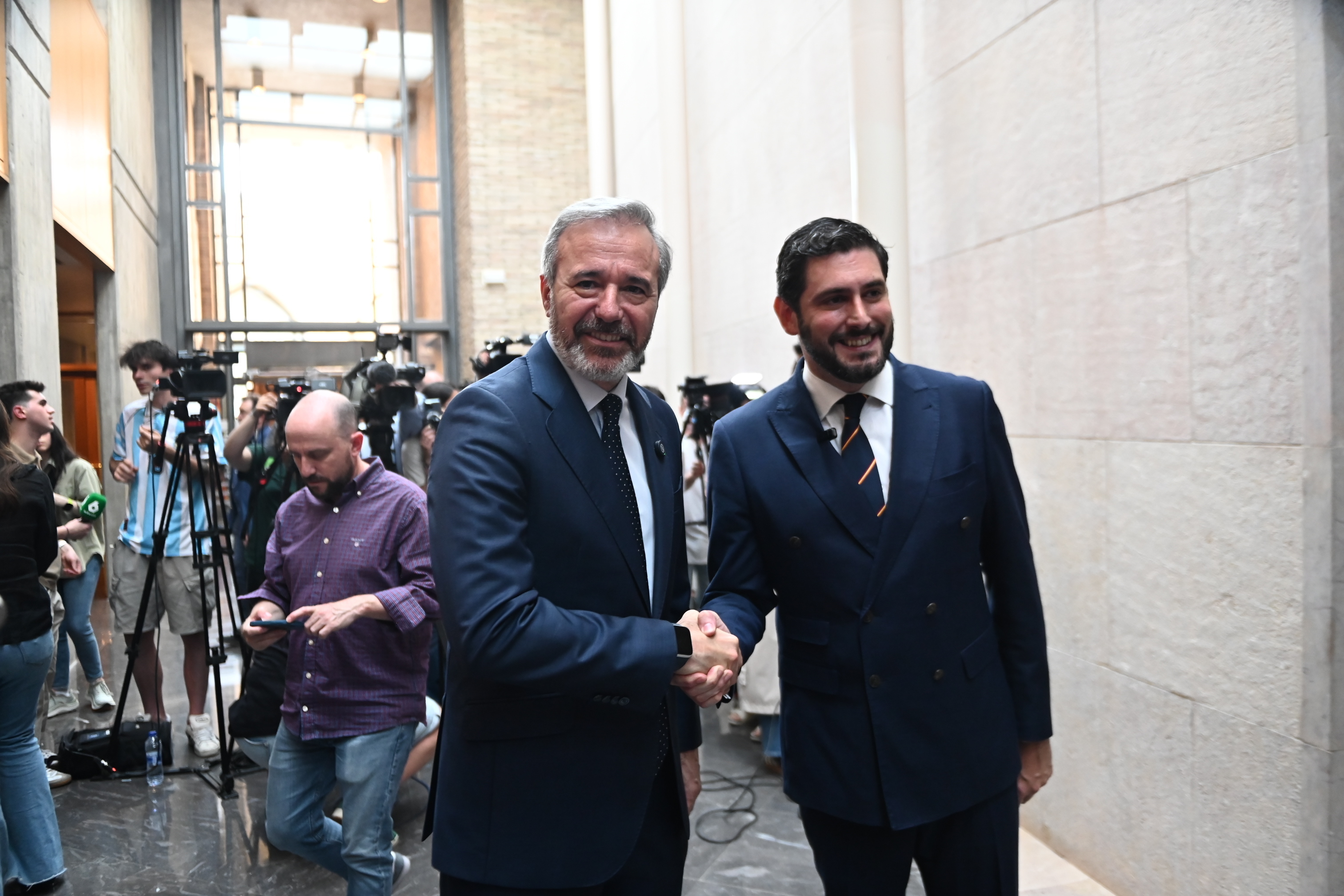 Jorge Azcón da la mano al líder de Vox en Aragón, Alejandro Nolasco, tras sellar su pacto de Gobierno