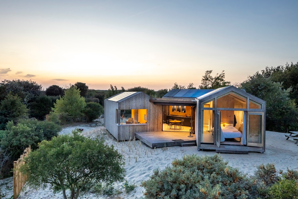 Exterior de la casa prefabricada modular Duinhuis, en Goeree-Overflakkee (Países Bajos). (Henny van Belkom / Woonpioniers)