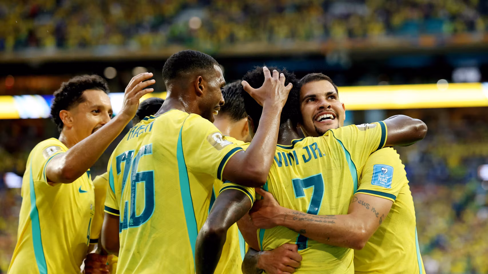 Vinicius, felicitado por los jugadores de Brasil.
