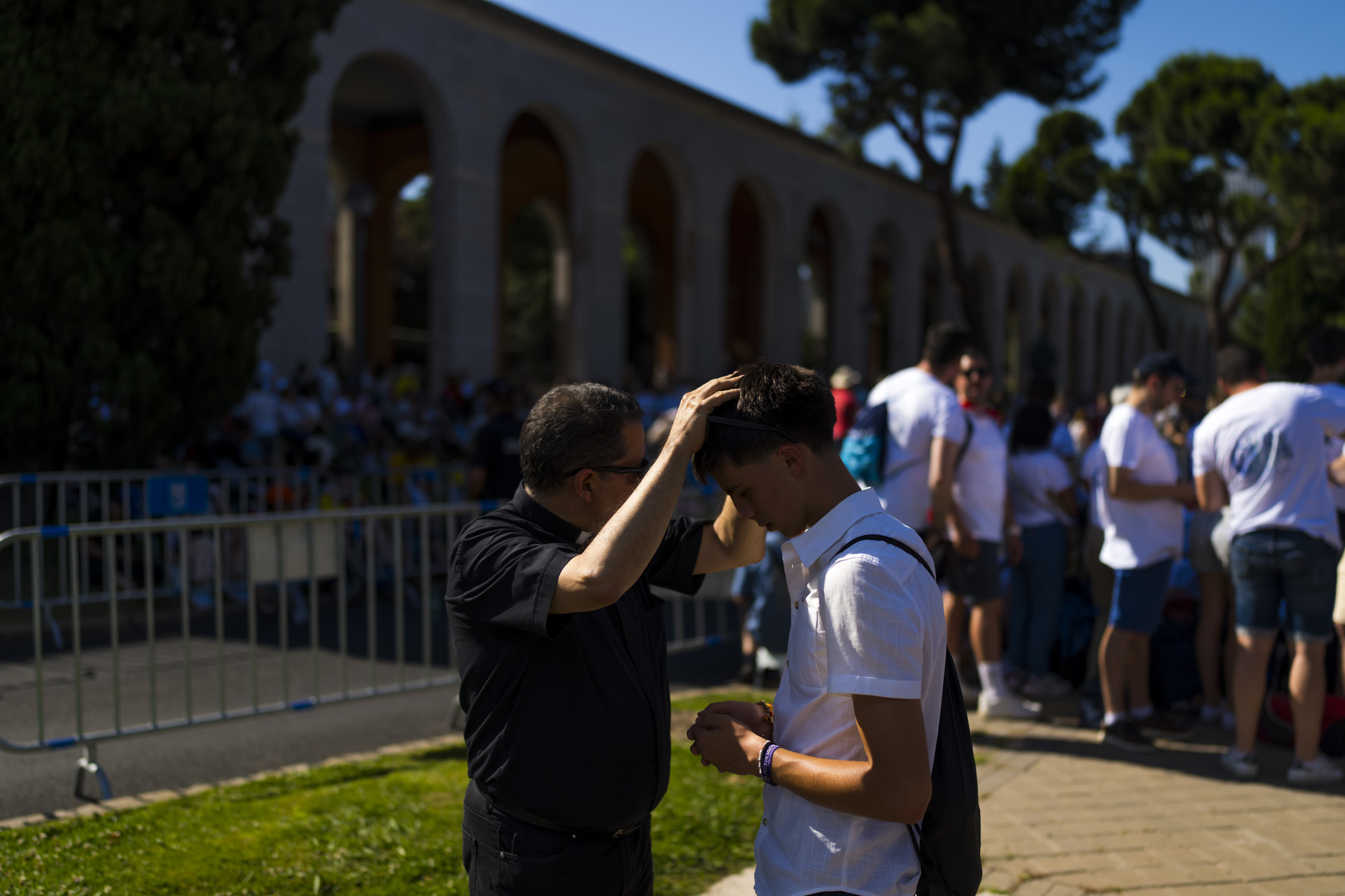 Un sacerdote confies a un joven en la víspera de la vigilia de forma espontánea