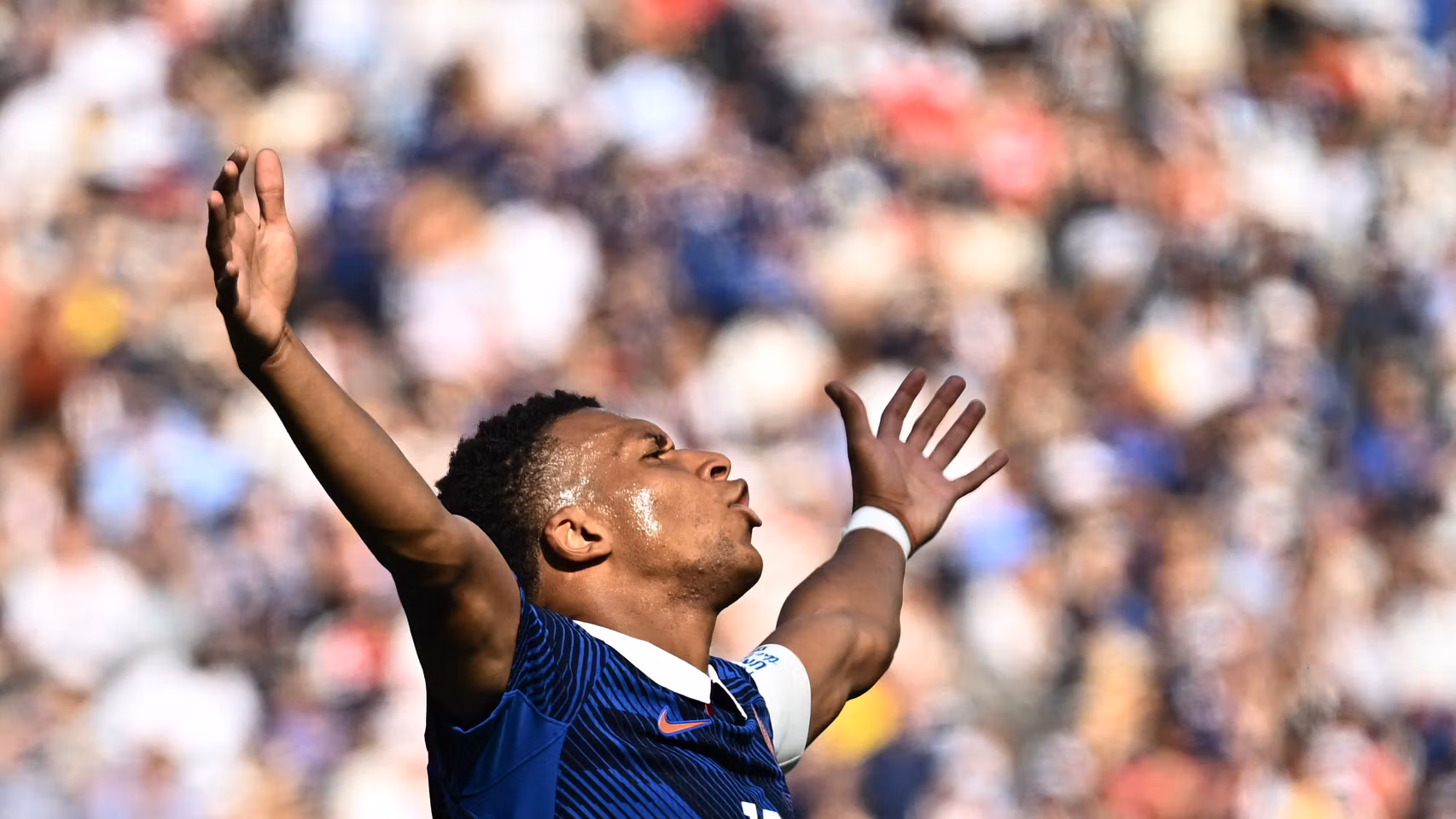 Mbappé celebra su primer gol ante Suecia.