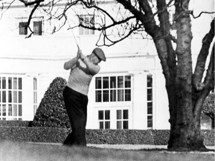 El presidente Dwight D. Eisenhower jugando al golf en el Jardín Sur de la Casa Blanca.