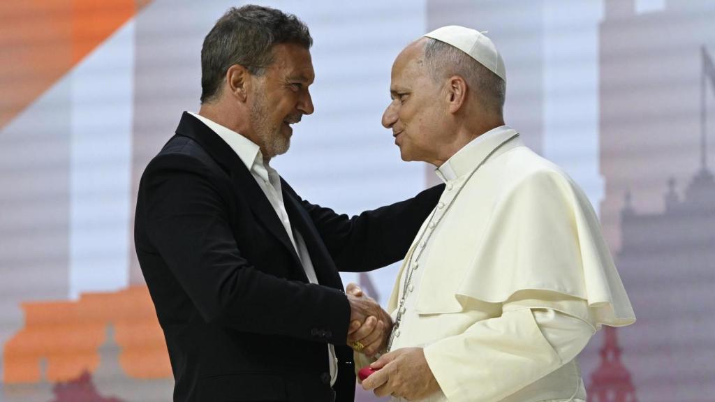 El actor Antonio Banderas saluda a León XIV, este domingo durante el encuentro con el mundo de la cultura, la empresa y el deporte, celebrado en el Movistar Arena.