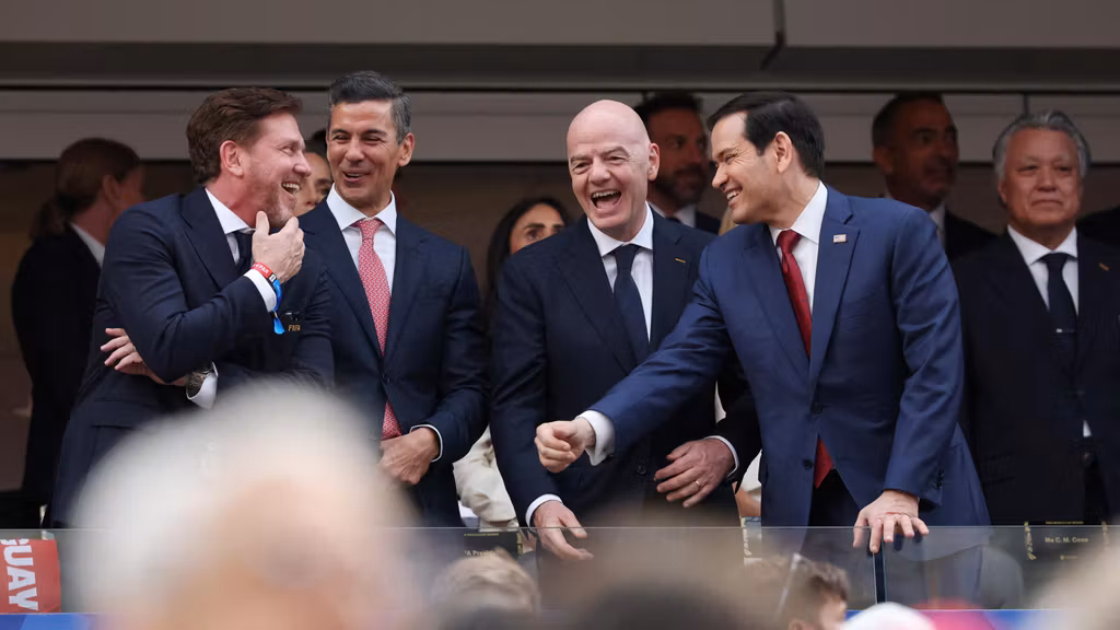 El presidente de Paraguay Santiago Pena, el presidente de la FIFA Gianni Infantino y el secretario de Estado de EEUU Marco Rubio, en el palco.