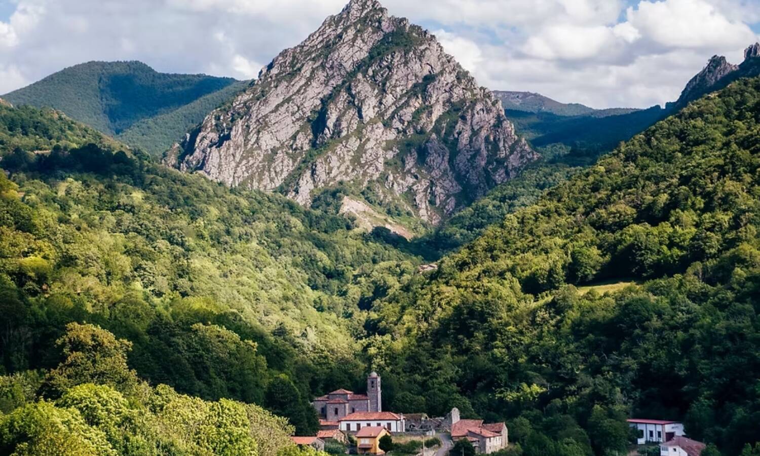 Foto: Parece el Himalaya, pero está en España: un valle lleno de pintorescos pueblos. (Valle de Sajambre)