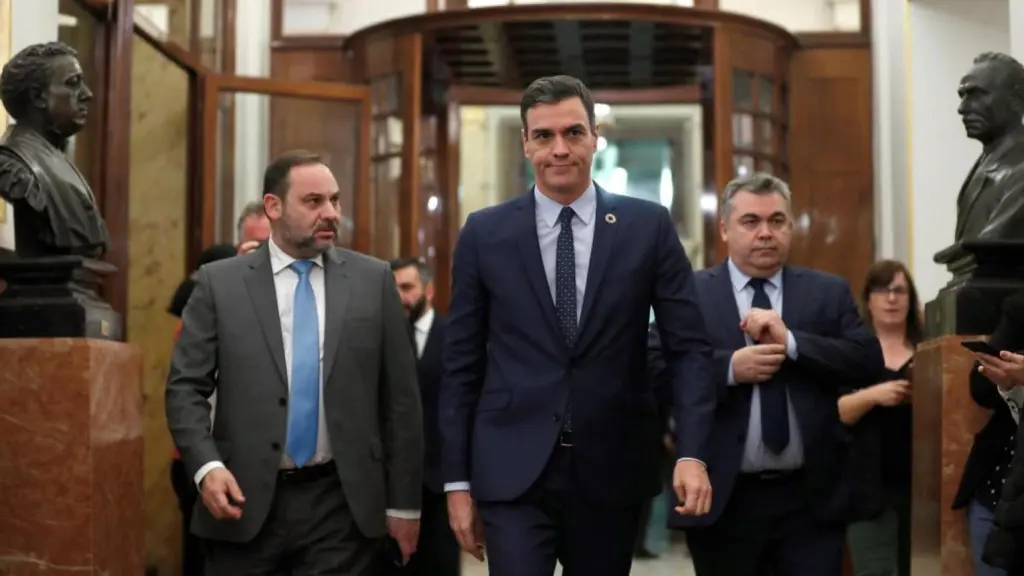 José Luis Ábalos y Santos Cerdán en los pasillos del Congreso junto a Pedro Sánchez.