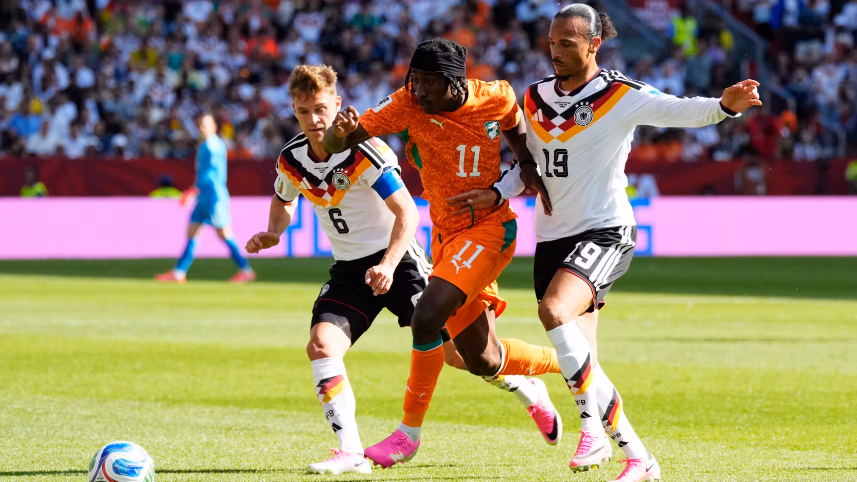 Diomande, presionado por Sané y Kimmich.