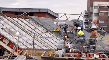 Trabajadores de la construcción hormigonan una cubierta de un nuevo edificio en Bilbao, en una fotografía de archivo. EFE/LUIS TEJIDO