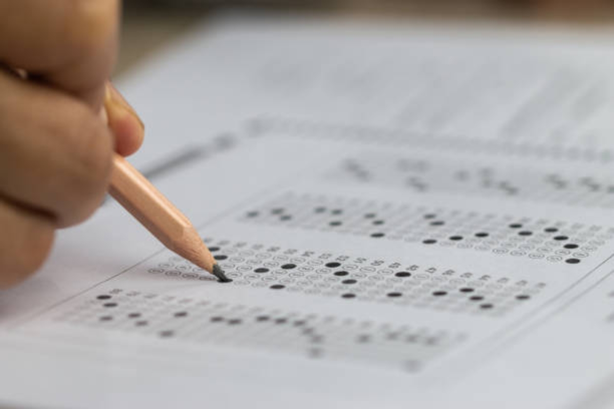 Un aspirante rellena un examen. (iStock)