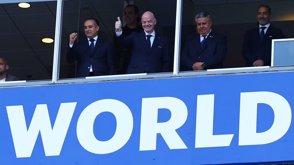Gianni Infantino, en el palco junto a los presidentes de las federaciones de Argelia y Argentina.