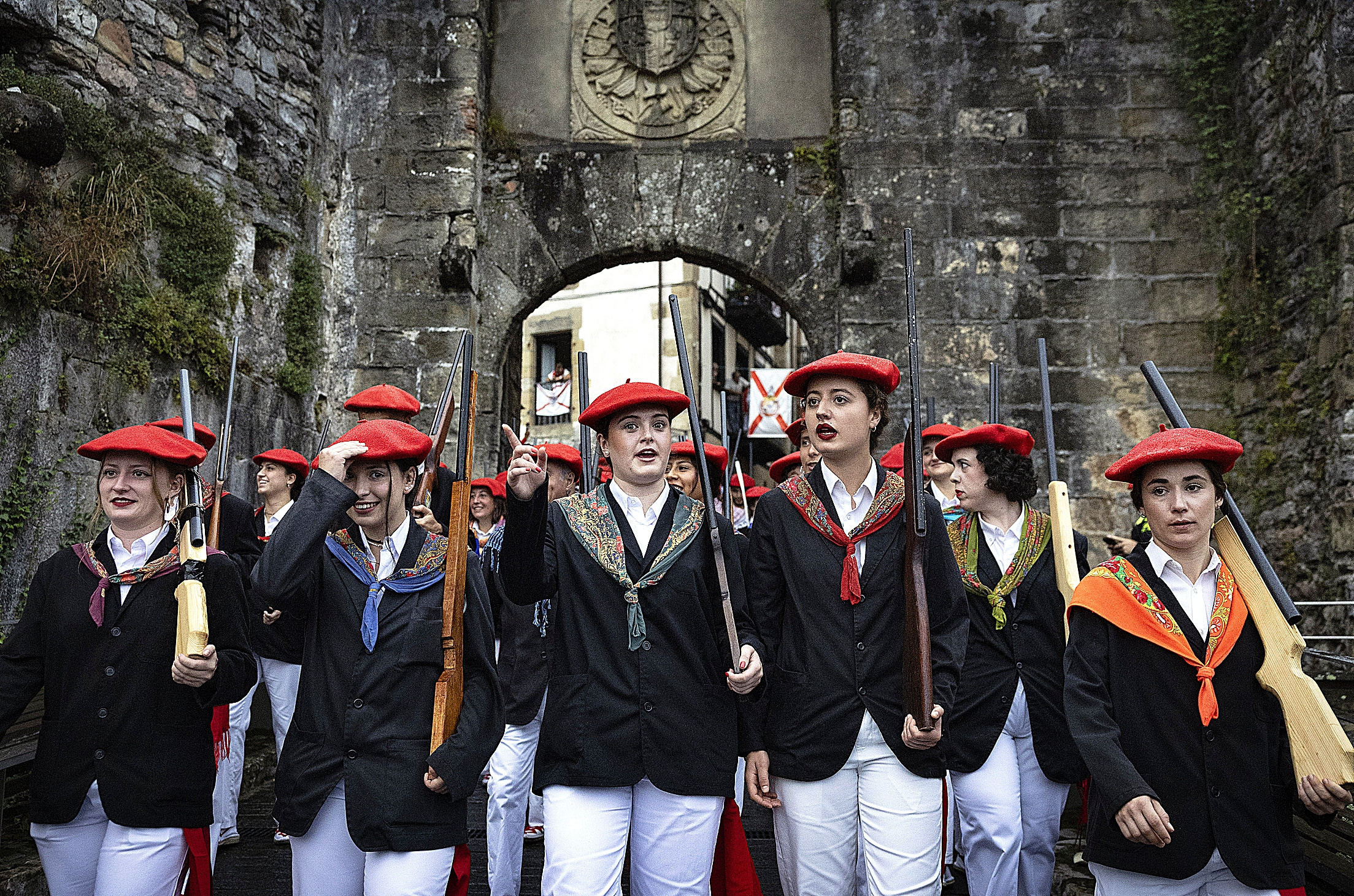 Mujeres participan en el Alarde mixto en Hondarribia (Guipúzcoa)