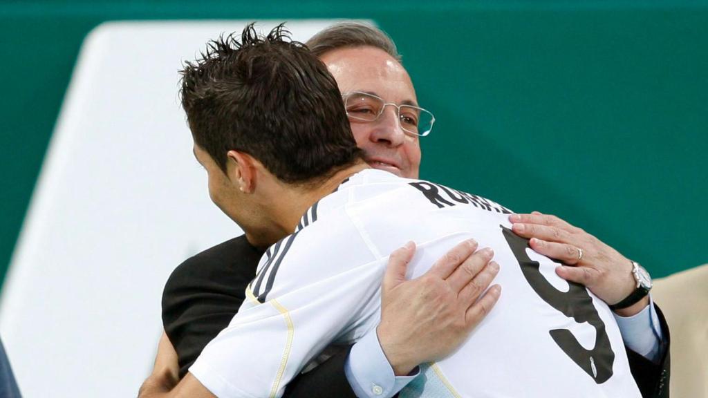 Florentino Pérez abraza a Cristiano Ronaldo durante su presentación con el Real Madrid en 2009.