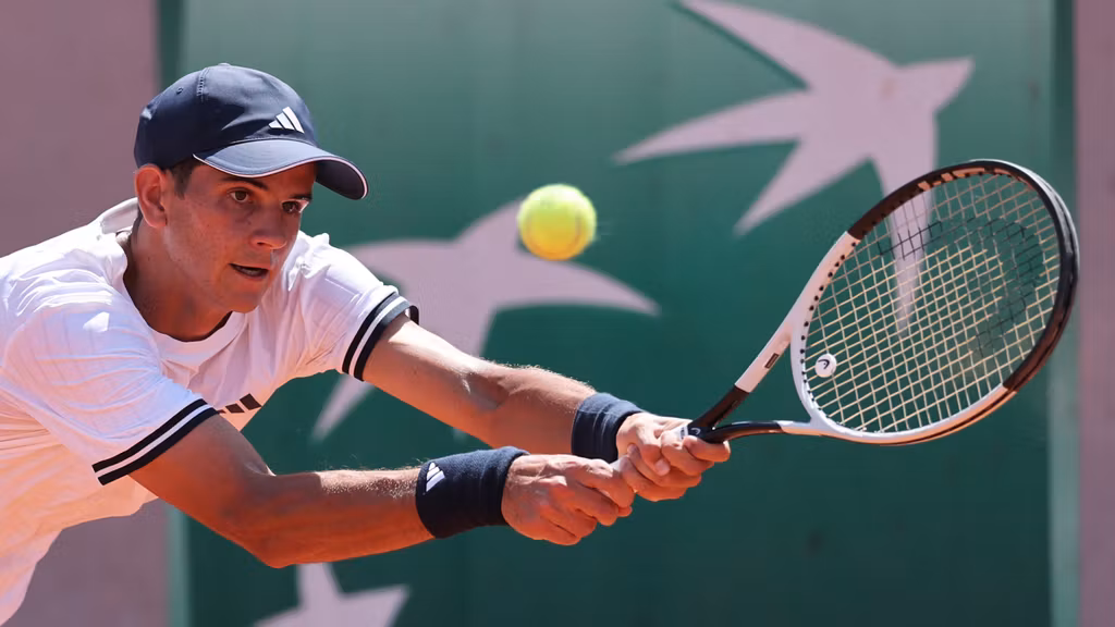 Rafa Jódar durante un punto en Roland Garros.
