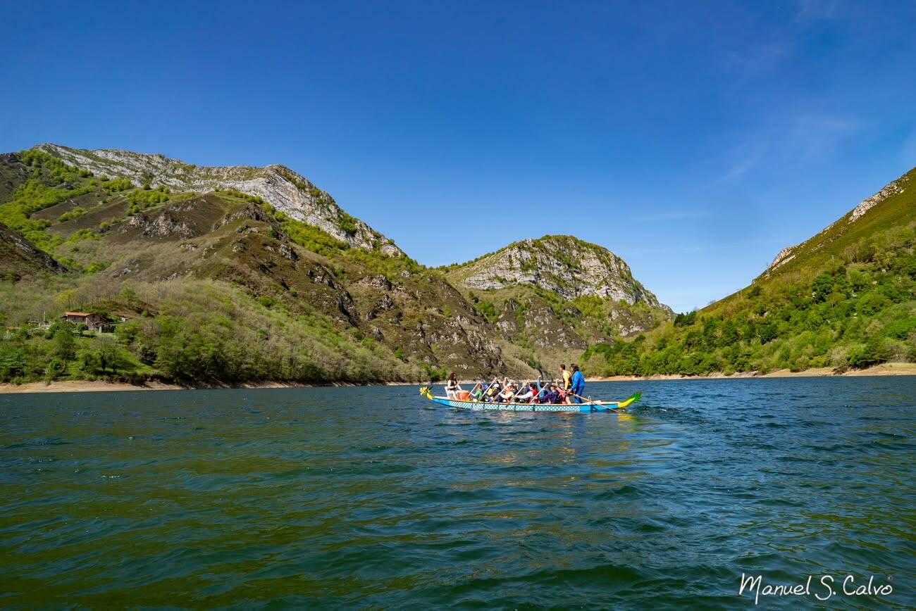 Foto: Ocupantes de una embarcación recorren el embalse asturiano, que este verano estrena rutas guiadas para descubrir el entorno desde el agua. (Facebook)