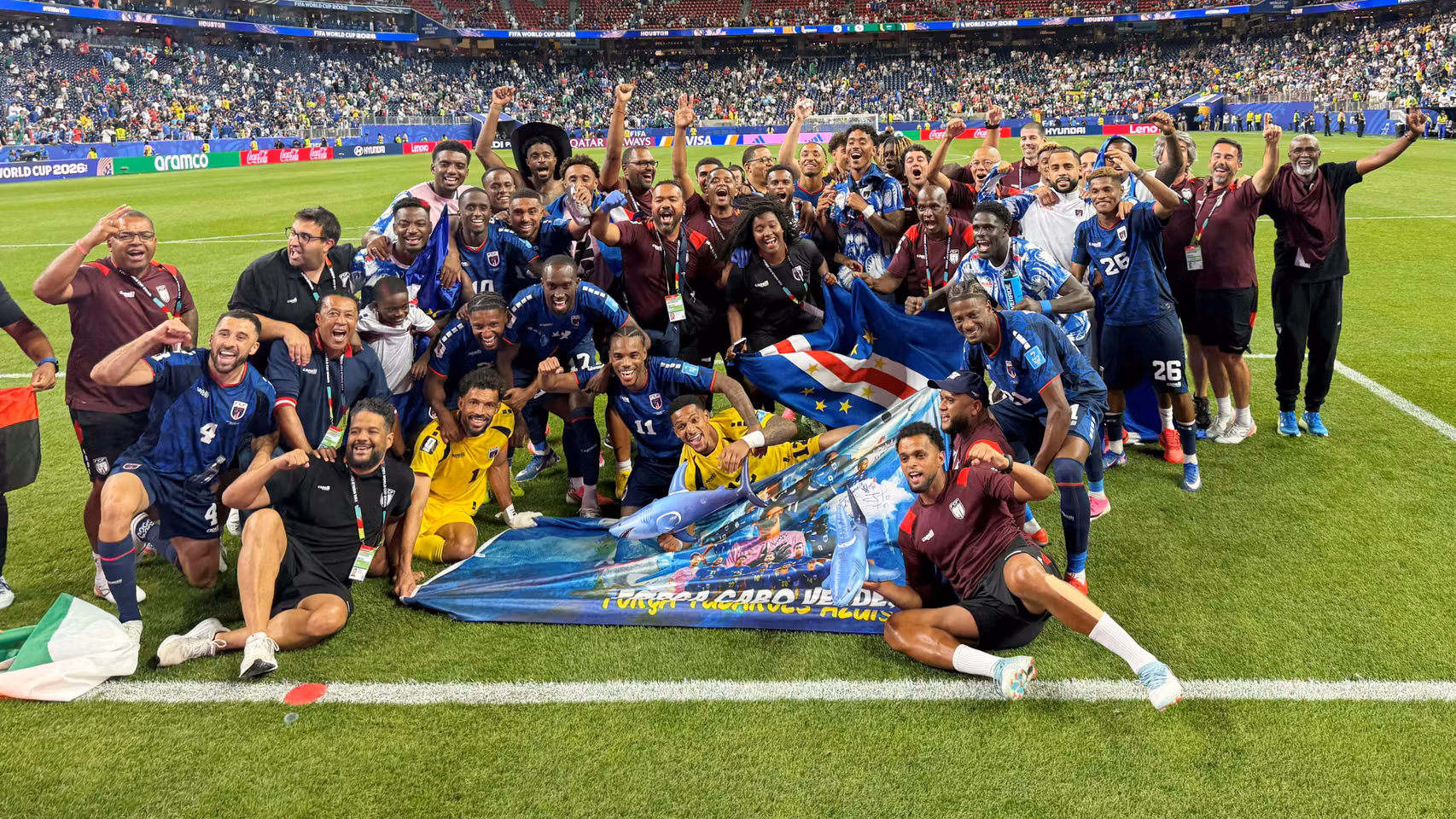 La selección de Cabo Verde celebra la clasificación a los dieciseisavos de final.