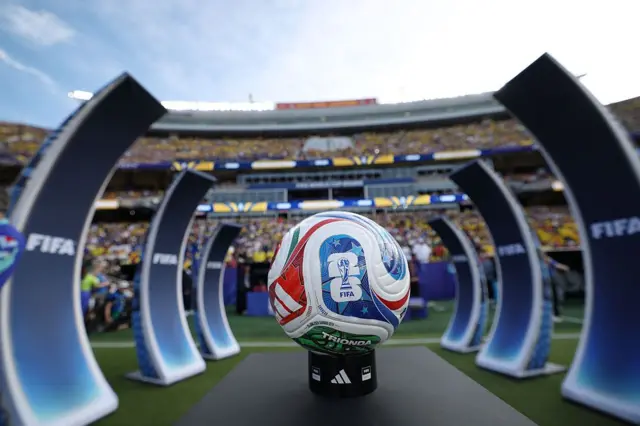Vista del balón del Mundial 2026 antes del juego Ecuador-Curazao.