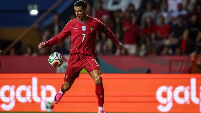 El futbolista Cristiano Ronaldo controlando el balón durante un partido amistoso entre Portugal y Nigeria el 10 de junio de 2026 en Leiria, Portugal.