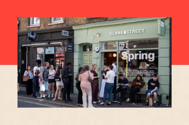 Clientes sentados afuera de una cafetería Blank Street en Londres