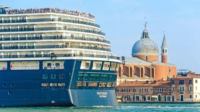Un enorme crucero navega frente a Venecia