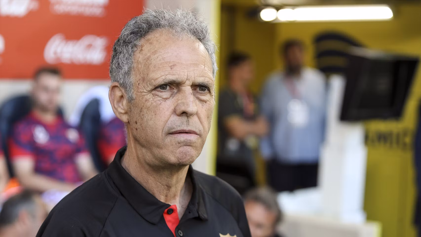 Joaquín Caparrós, antes de un partido dirigiendo al Sevilla.