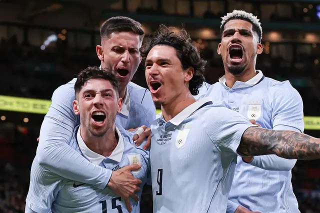Los futbolistas de Uruguay Federico Valverde, Brian Rodríguez, Darwin Rodríguez y Ronald Araújo festejando un gol.