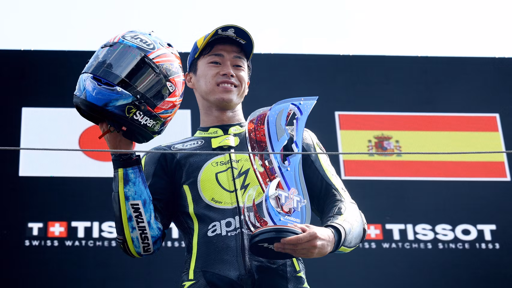 El japonés Ai Ogura celebra su primera victoria en MotoGP, en el circuito de Assen. 