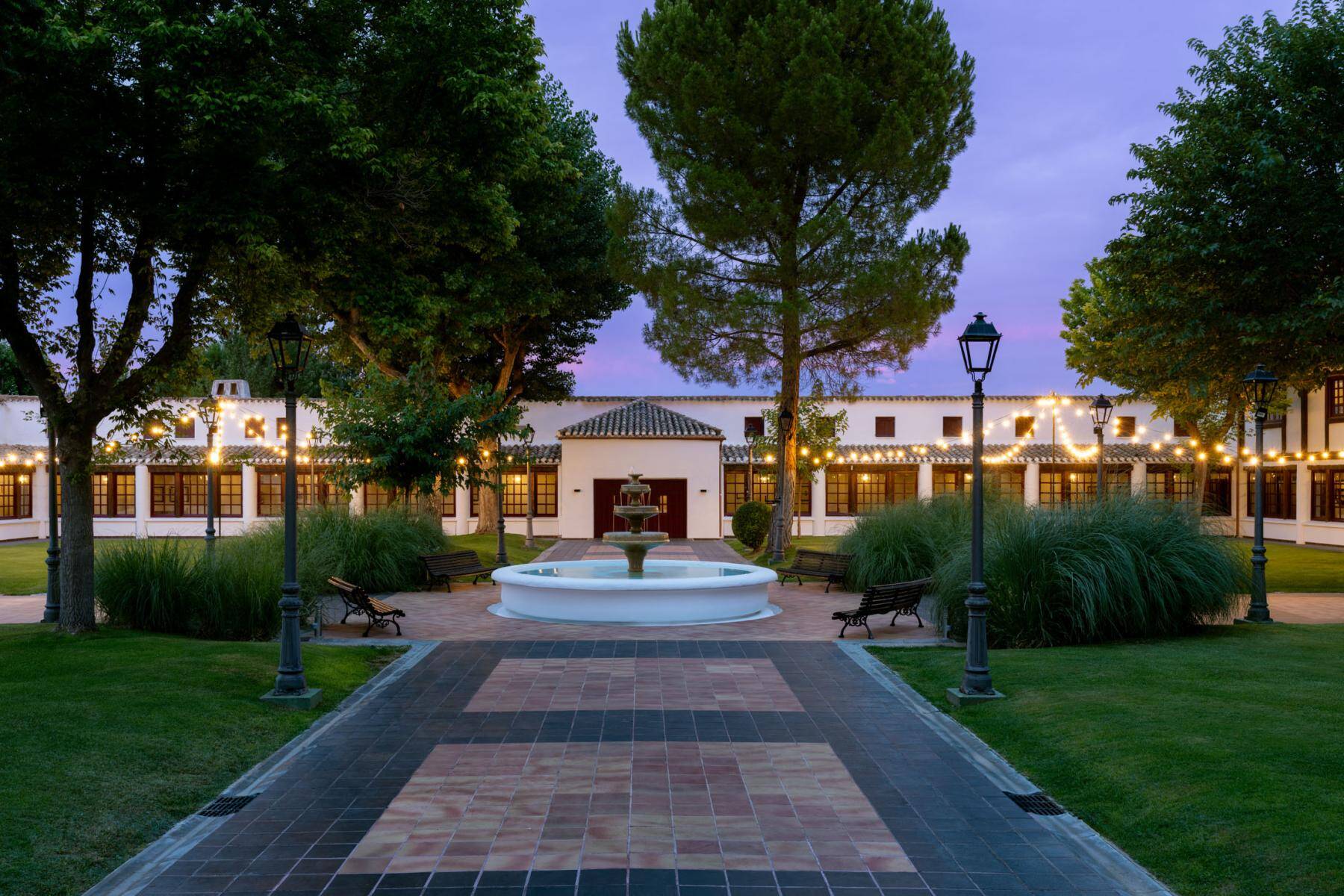 Foto: El Parador que es un espacio más sostenible en plena llanura manchega y con la piscina ideal para refrescarte. (Paradores)