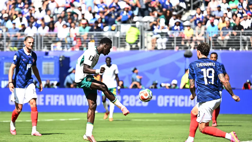 Ismaila Sarr, de Senegal, en acción ante Francia.