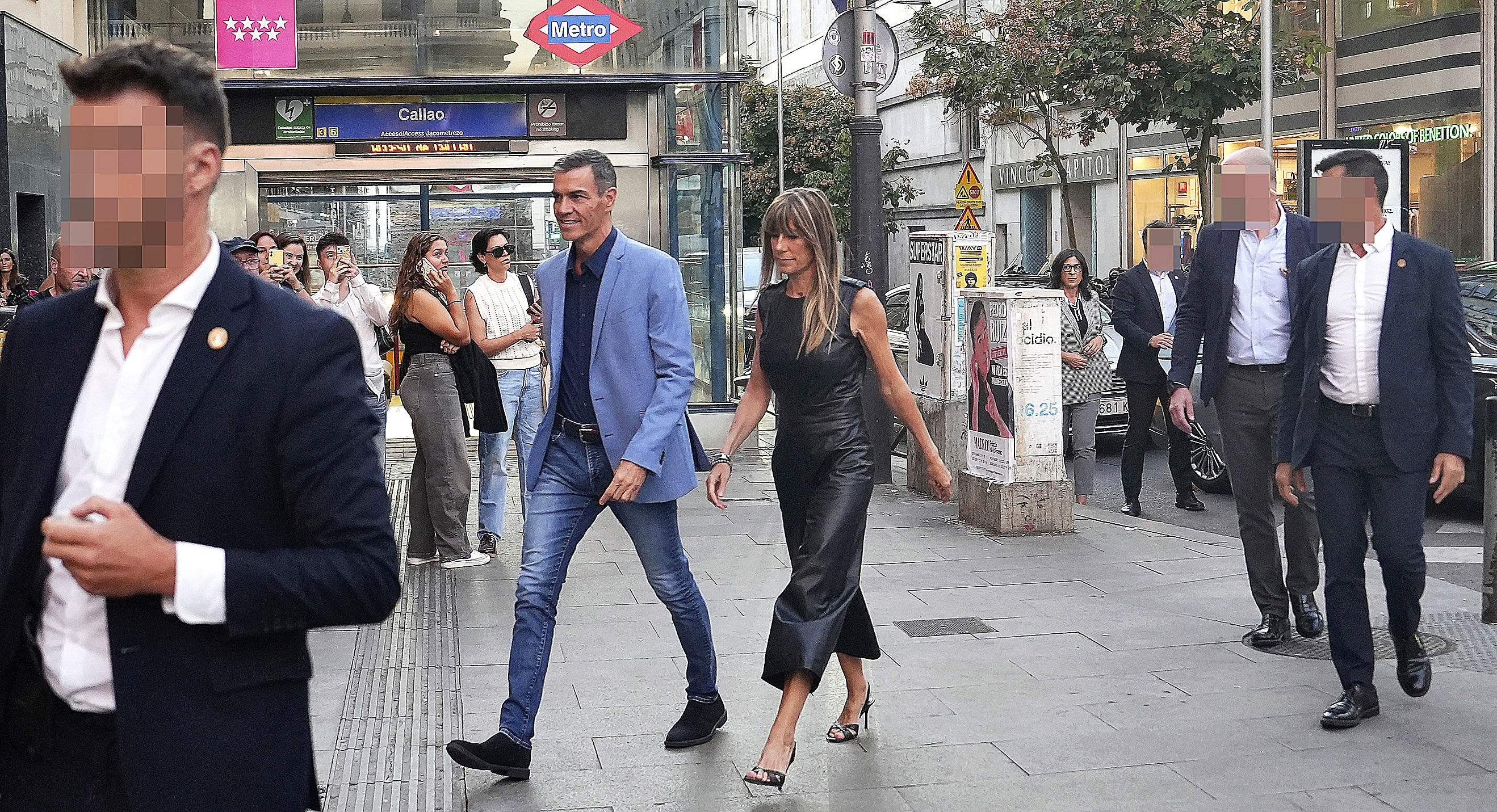 Pedro Sánchez y su esposa, Begoña Gómez, en octubre de 2025 con sus escoltas al entrar a un estreno en los cines Callao, en Madrid. JAVIER BARBANCHO