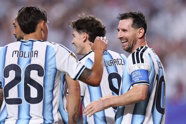 Lionel Messi celebra con sus compañeros tras marcar el tercer gol de Argentina ante Argelia, el 16 de junio de 2026 en Kansas City, Misuri.