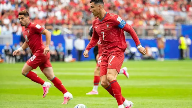 Cristiano Ronaldo (n.º 7), de Portugal, avanza con el balón durante el partido del Grupo K de la Copa Mundial de la FIFA 2026 entre Portugal y la República Democrática del Congo
