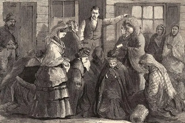 Ilustración de un grupo de mujeres, postradas en la entrada de una taberna, mientras la gente las mira y el cantinero les pide que se vayan.